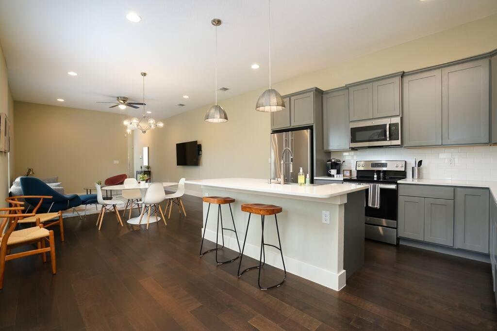 Spacious, Sleeps 6, St Phillips, King Bed San Antonio Bagian luar foto